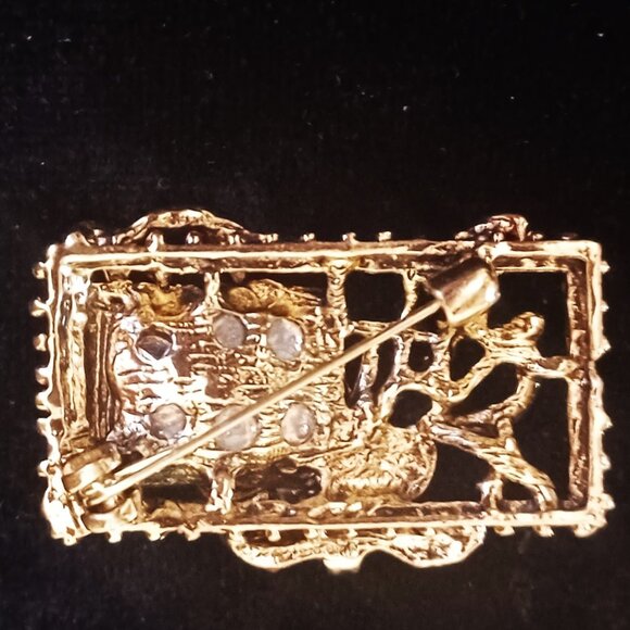 Beautiful Red & Gold Brooch - Picture 2 of 4